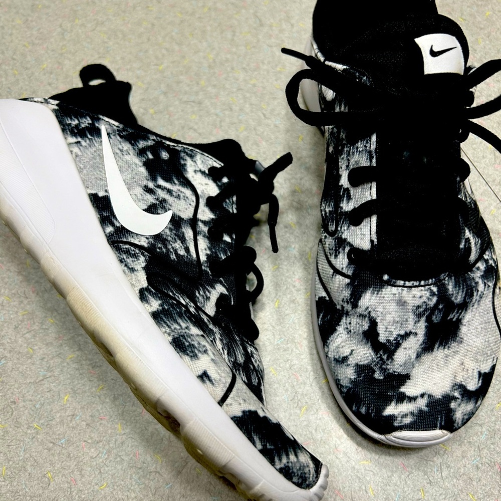 Ladies size 10 Nike sneakers